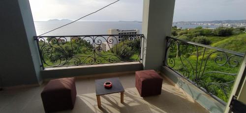 Pinwheel Hostel & Rooftop Bar in วลอรา