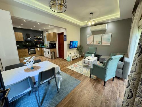 Top rated 1 BR with private garden in Karma Sheikh Zayed - only families & single travelers, Sheikh Zayed (zdjęcie 2)