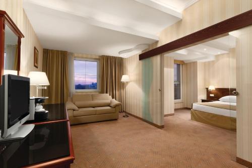 Ramada Hotel & Suites by Wyndham Bucharest North - image 4