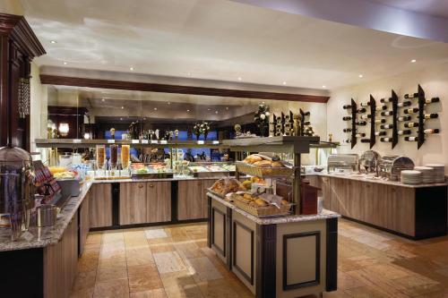 餐厅, 布加勒斯特北温德姆华美达套房酒店 (Ramada Hotel & Suites by Wyndham Bucharest North) in 布加勒斯特