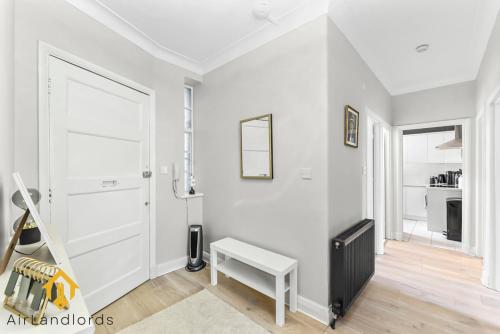 Three Bed Flat in Belsize Park–Families & Business - image 9