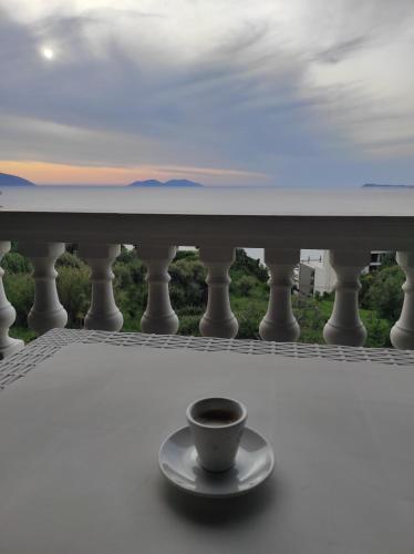 Pinwheel Hostel & Rooftop Bar in วลอรา