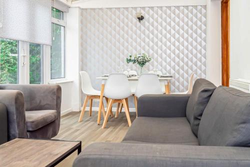 5 bedroom Modern Home in Guilford - Sleeps 9 gîte à louer Peasmarsh Mediumwave Transmitter