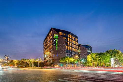 Holiday Inn Express Shanghai Hongqiao CBD by IHG, Shanghái