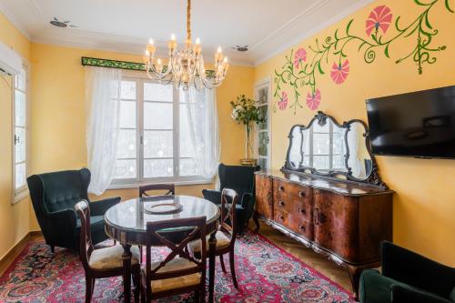 Eclectic 4-Bed, 4-Bath Apt in Central Athens - AK1, Atenas