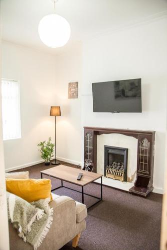 Shared lounge/TV area, Liverpool 6 beds, Up to 22 percent- Contractors Dream near Liverpool Fried Chicken