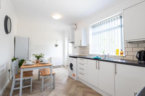 Spacious & Bright 3 Bedroom House in St Helens in Parr