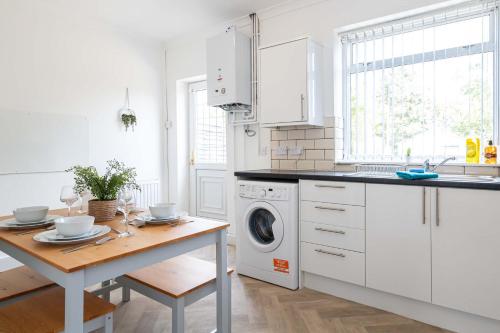 Spacious & Bright 3 Bedroom House in St Helens in Parr