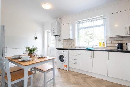 Spacious & Bright 3 Bedroom House in St Helens in Parr