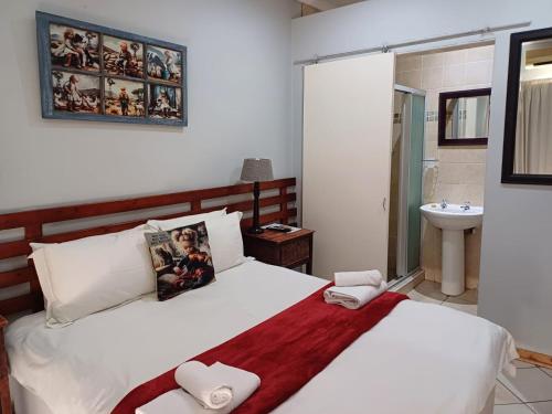 Double Room with Pool View image 8