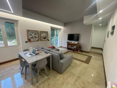Deluxe One-Bedroom Apartment