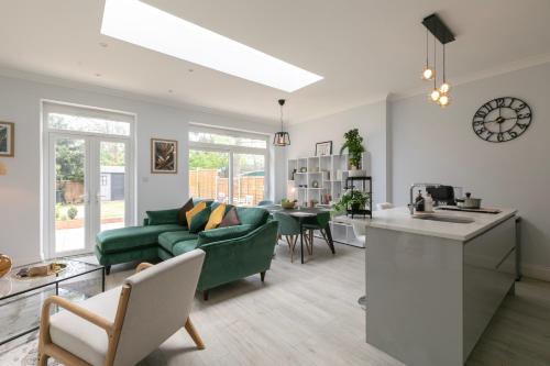 5 Bedroom, 3 Bathroom Modern House with Garden near Hampstead Heath Sleeps 10, London
