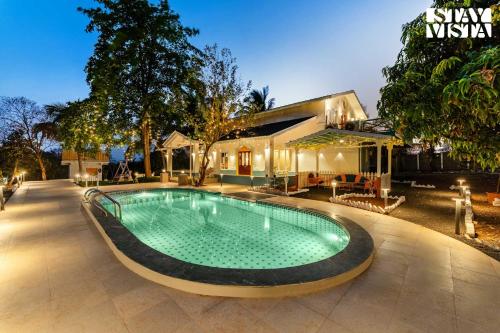StayVista at Villa Blanca with Bonfire, pool, Nashik