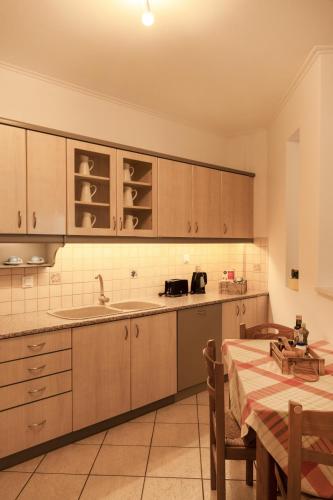 Konyha, Manolia house near beach, near airport in Ag. Marina (Kropia)