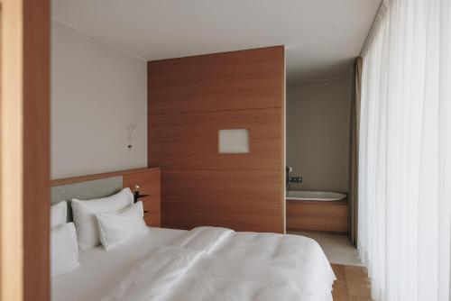 1 queen bed, 1 sofa bed