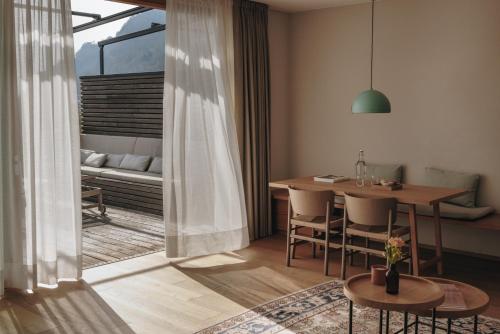 陽台/露台, Hotel Schwarzschmied, a Member of Design Hotels in 拉娜