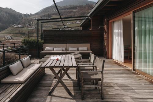 陽台/露台, Hotel Schwarzschmied, a Member of Design Hotels in 拉娜