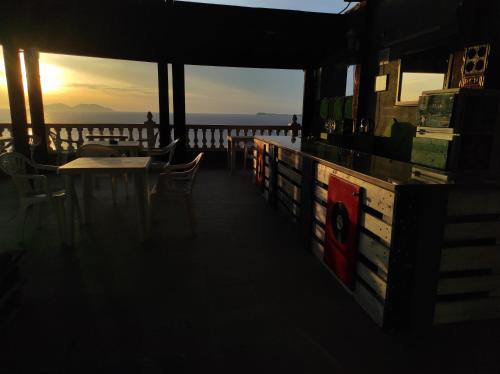 Pinwheel Hostel & Rooftop Bar in วลอรา