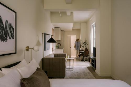 Studio Apartment with Queen Bed room in Reside Craftsman Los Angeles a Wyndham Residence