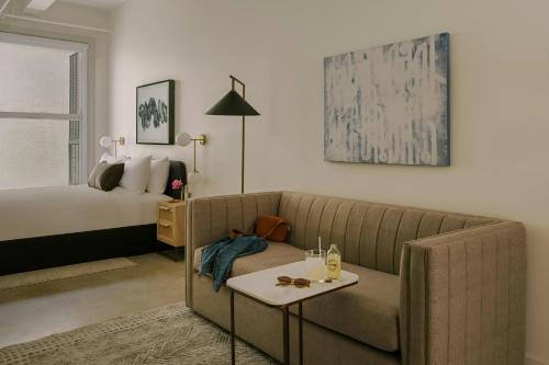 Studio Apartment with Queen Bed image 8