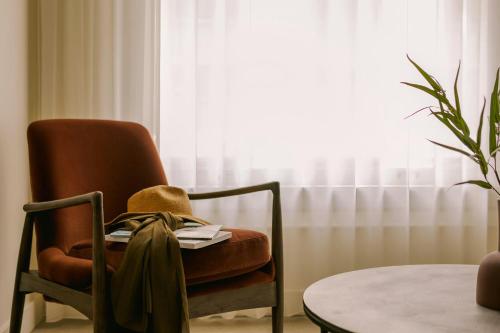 Studio Apartment with Queen and Sofa Bed and City View image 9