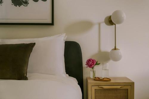 Studio Apartment with Queen Bed image 5