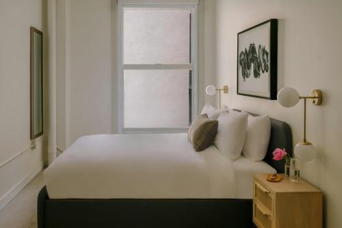 Studio Apartment with Queen Bed image 6