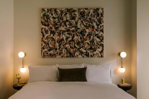 Studio Apartment with King and Sofa bed and City View image 6