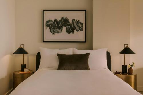 Studio Apartment with Queen and Sofa Bed and City View image 6