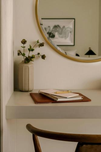Studio Apartment with Queen and Sofa Bed and City View image 3