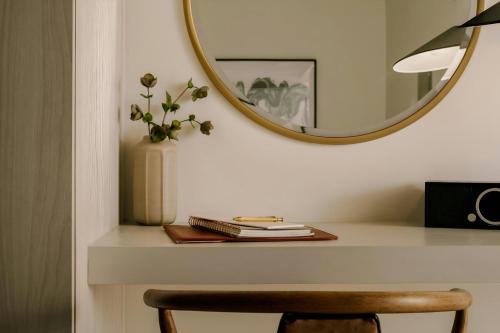 Studio Apartment with King and Sofa bed and City View image 3