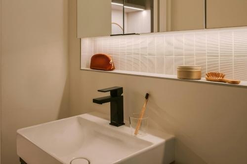 Studio Apartment with Queen Bed image 3