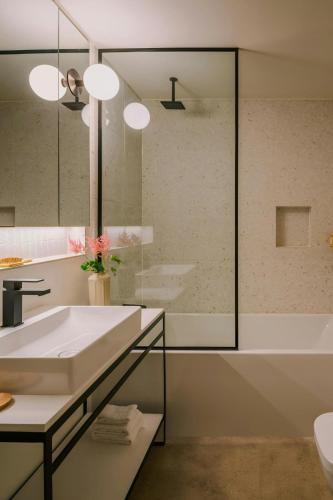Sonder by Marriott Bonvoy The Craftsman Apartments Downtown LA - 화장실