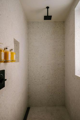 Sonder by Marriott Bonvoy The Craftsman Apartments Downtown LA - 화장실