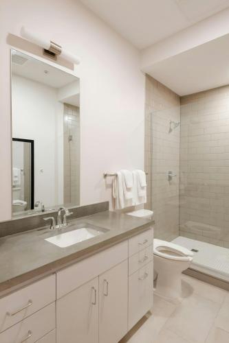 Sonder by Marriott Bonvoy The Gallier Apartments CBD - 화장실