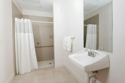 Sonder by Marriott Bonvoy The Gallier Apartments CBD - 화장실