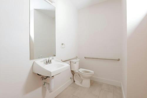 Sonder by Marriott Bonvoy The Gallier Apartments CBD - 화장실