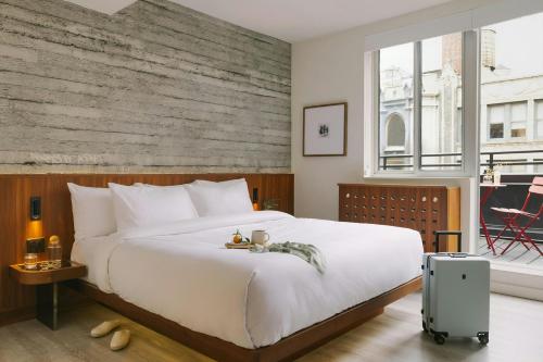Superior King Room with City View and Balcony