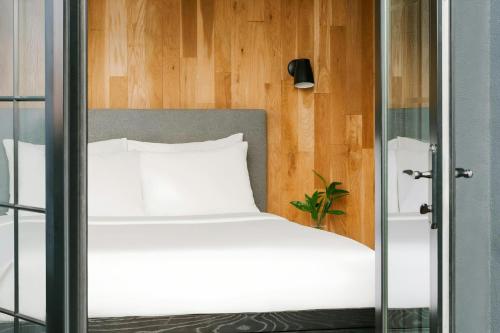 Superior Queen Room with Balcony