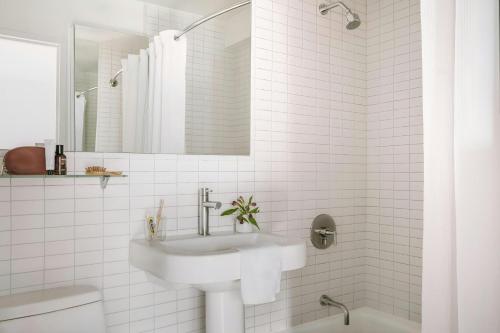 Sonder by Marriott Bonvoy The Nash Apartments Midtown East - 화장실