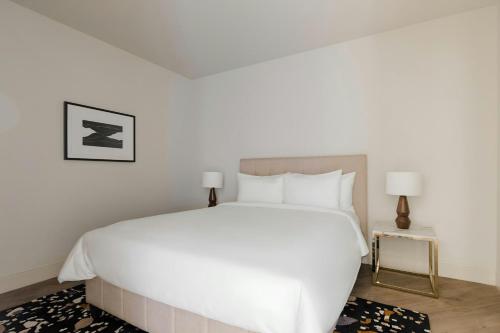 Suite with Double Bed - Mobility Accessible with Transfer Shower