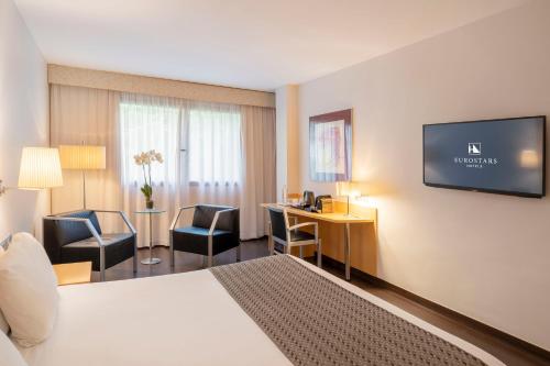 Deluxe Room image 3
