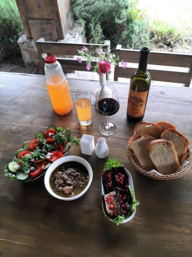 Φαγητό και ποτό, Peace Camp Gremi in Ενισέλι
