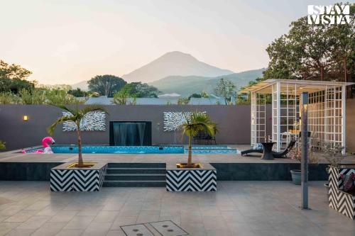 Windy Ridge by VEO - Part of StayVista with Pool and BBQ
