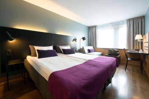 Standard King Room image 5