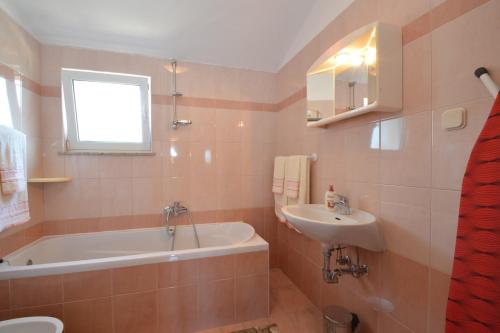 Apartment with Sea View image 8