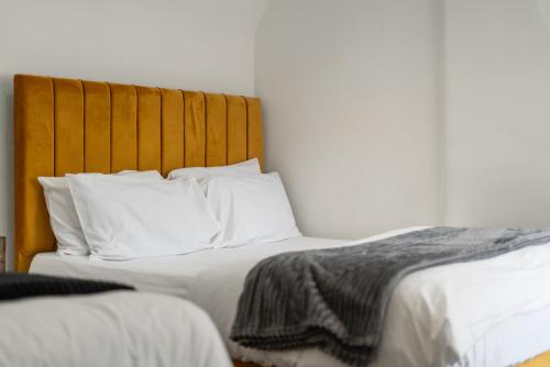 Luxurious 1-Bedroom Penthouse on Oxford Street 11G - image 14