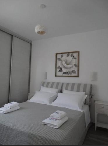 1 queen bed, 2 sofa beds