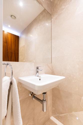 Clarges- HSK Luxury Apartments - Tap to explore photos
