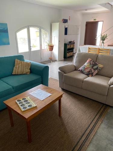 ห้องส่วนกลางสำหรับนั่งเล่น/ดูทีวี, Casa das Camarinhas RAAL 542- casa partilhada in กีเนเตส